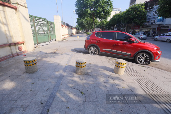 Tranh cãi loạt trụ đá trên vỉa hè để ngăn chặn ô tô dừng, đỗ ở Hà Nội - Ảnh 4.