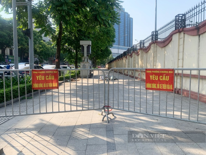 Tranh cãi loạt trụ đá trên vỉa hè để ngăn chặn ô tô dừng, đỗ ở Hà Nội - Ảnh 6.
