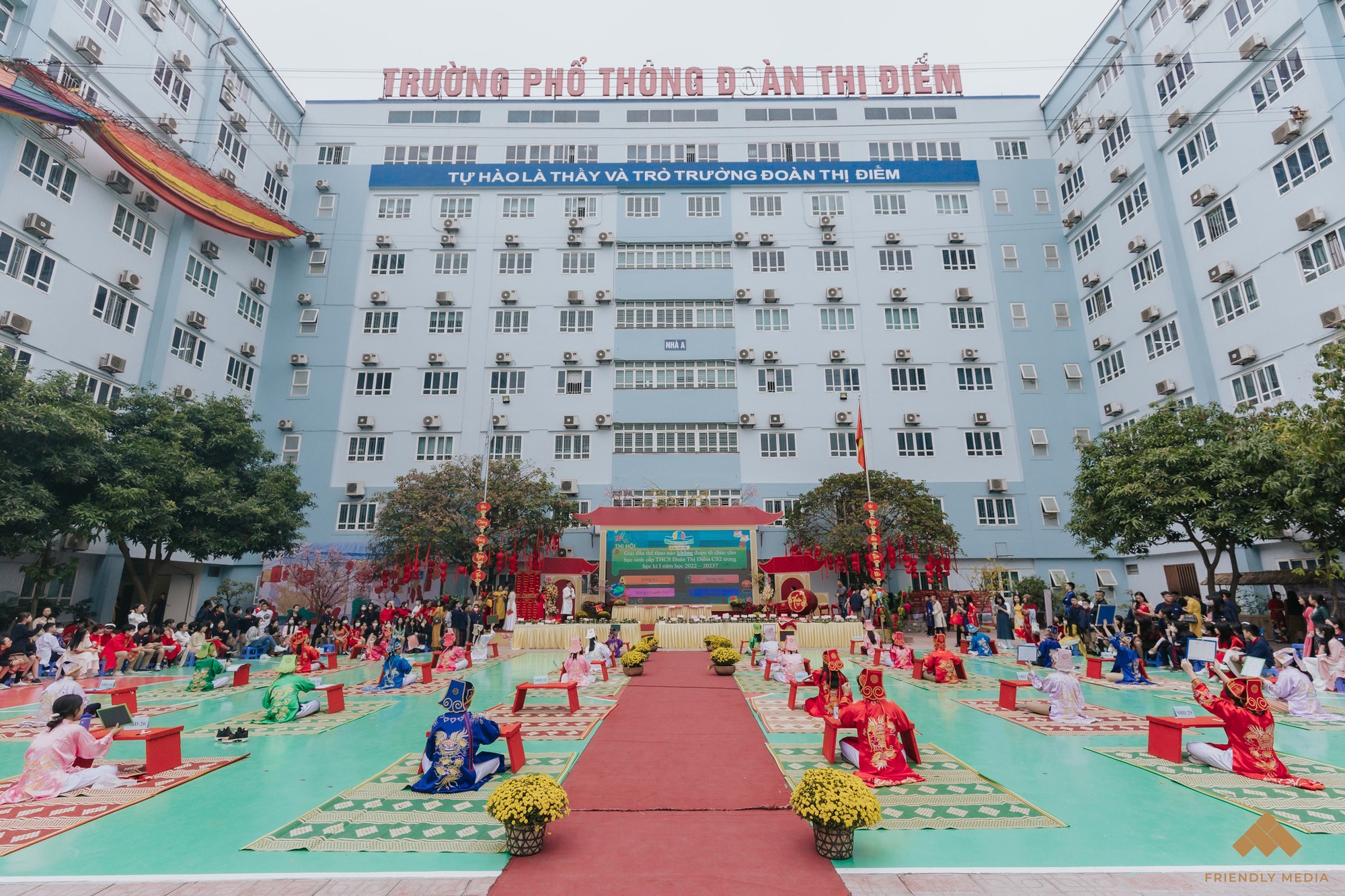 Phụ huynh Hà Nội tố con bị cô giáo &quot;trù dập&quot; giẫm chân lên vở, không cho các bạn chơi cùng - Ảnh 1.