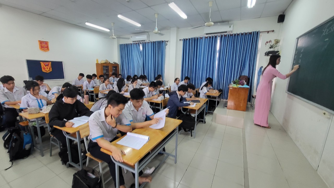 Tăng tốc ôn thi tốt nghiệp THPT, tổ chức thi thử cho học sinh làm quen - Ảnh 1.