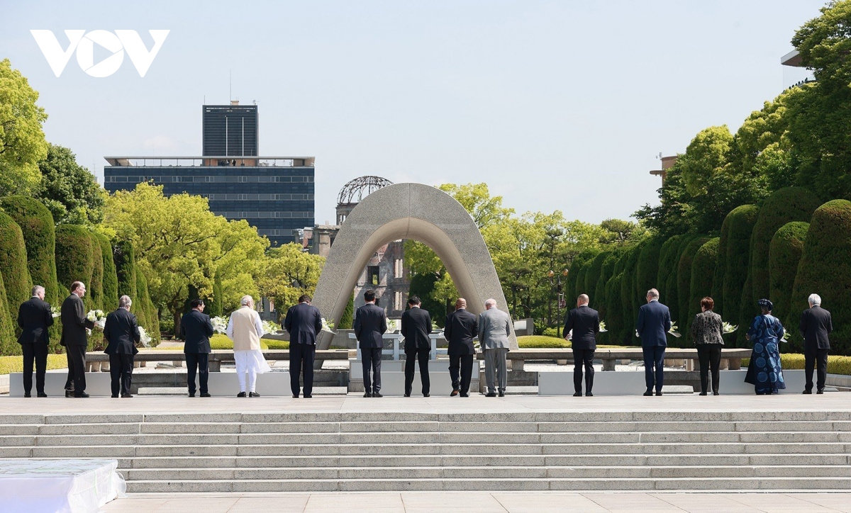 Thủ tướng Phạm Minh Chính cùng lãnh đạo G7 thăm công viên hòa bình Hiroshima - Ảnh 4.