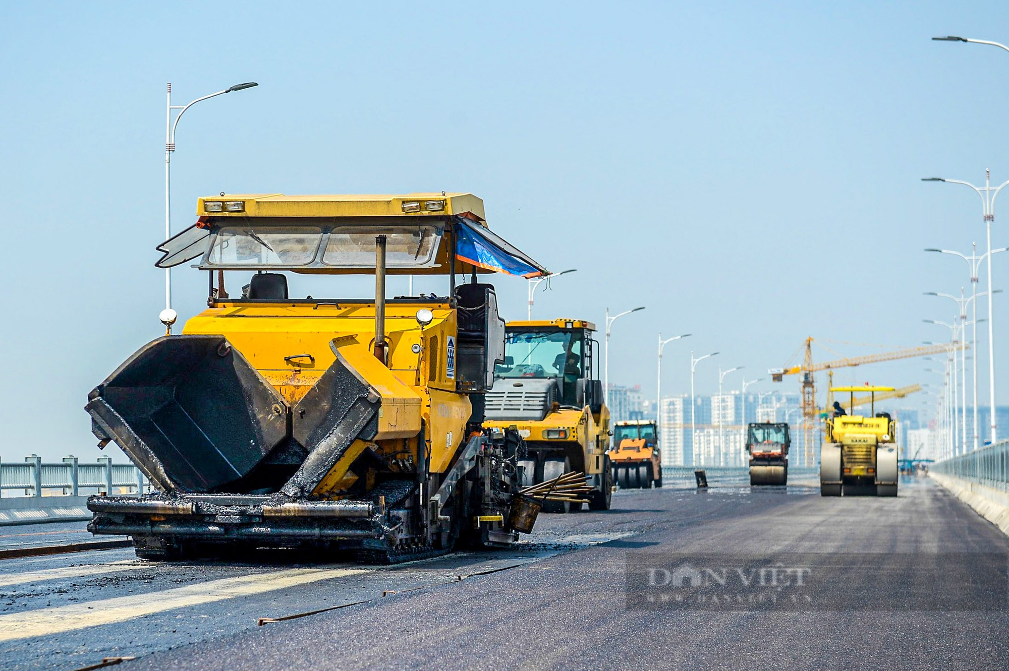 Công nhân đội nắng thi công trên &quot;chảo lửa&quot; cầu Vĩnh Tuy giai đoạn 2 - Ảnh 4.