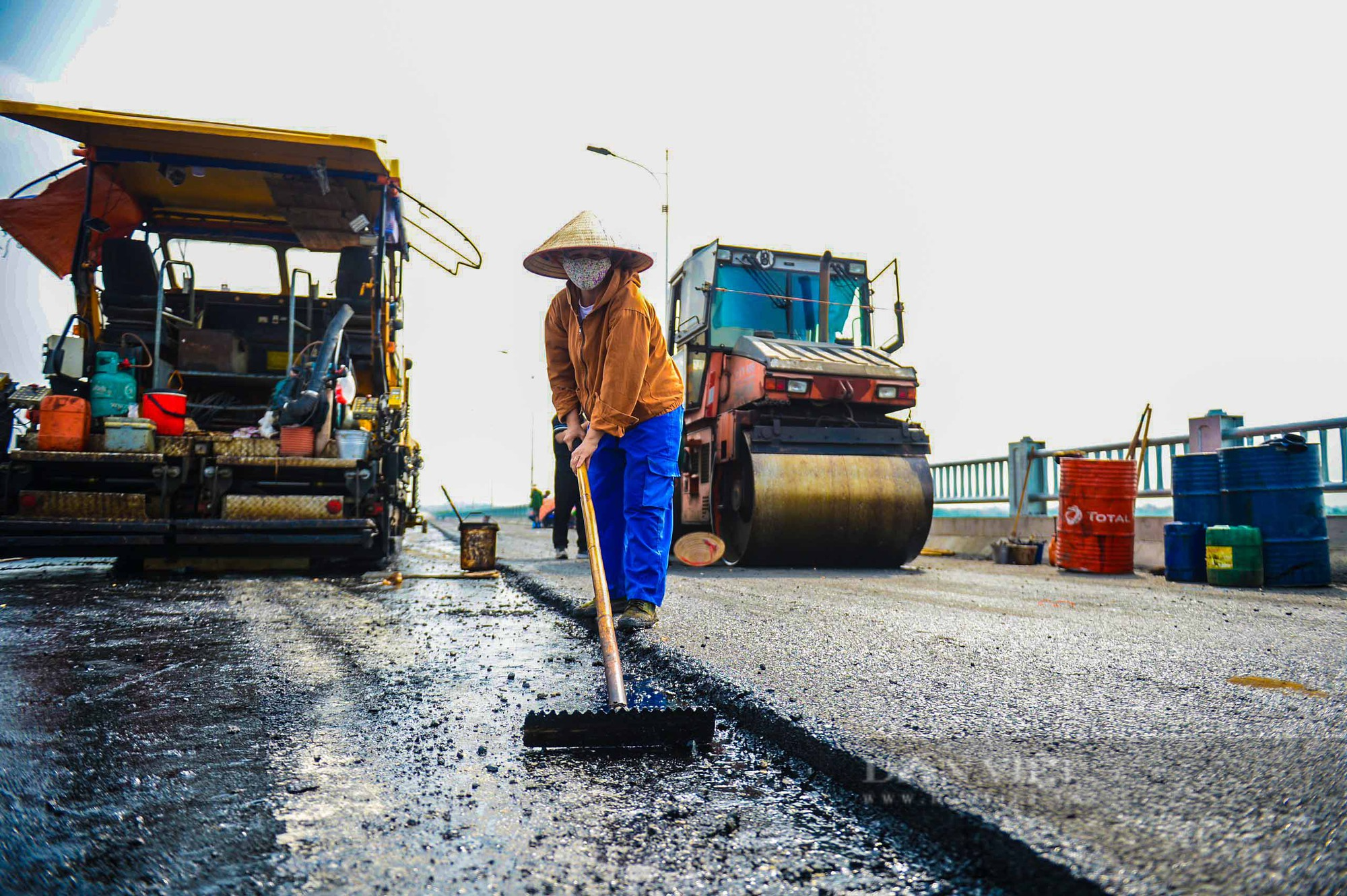 Công nhân đội nắng thi công trên &quot;chảo lửa&quot; cầu Vĩnh Tuy giai đoạn 2 - Ảnh 5.