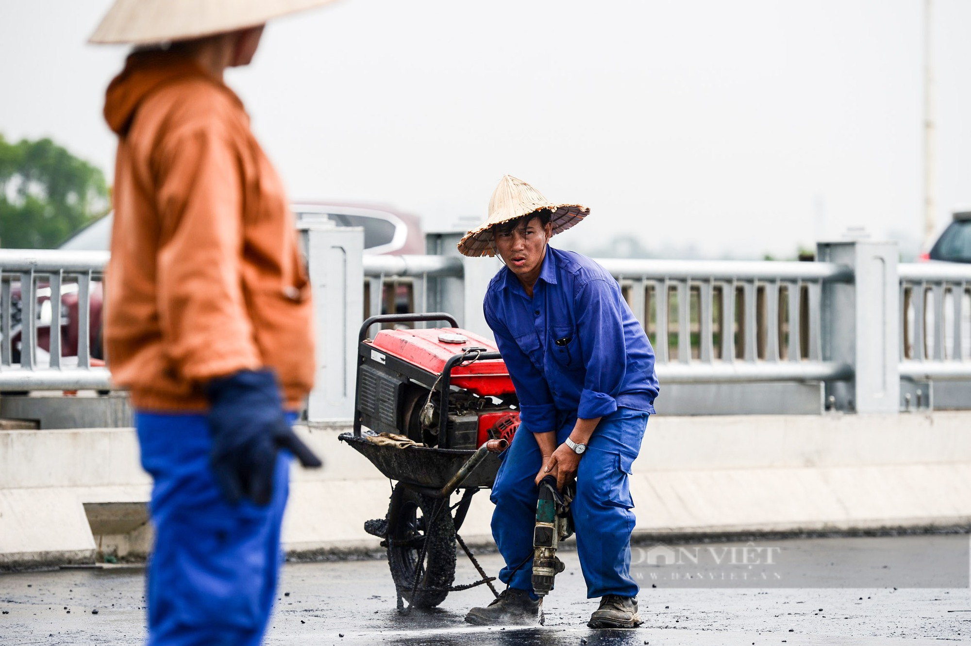 Công nhân đội nắng thi công trên &quot;chảo lửa&quot; cầu Vĩnh Tuy giai đoạn 2 - Ảnh 6.