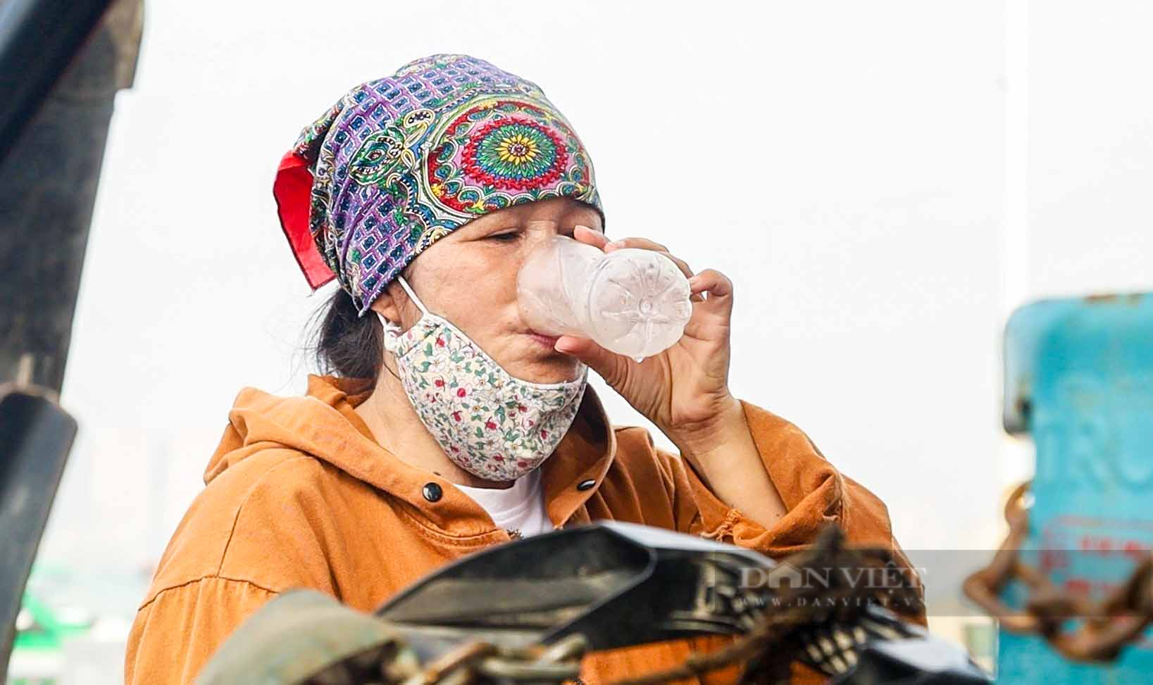 Công nhân đội nắng thi công trên &quot;chảo lửa&quot; cầu Vĩnh Tuy giai đoạn 2 - Ảnh 9.