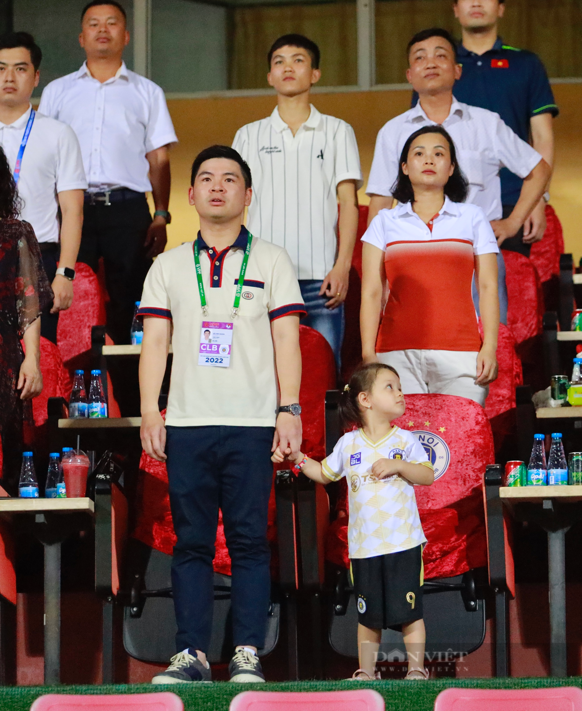 Chủ tịch Đỗ Quang Vinh âu yếm cháu gái trên khán đài Hàng Đẫy - Ảnh 4.