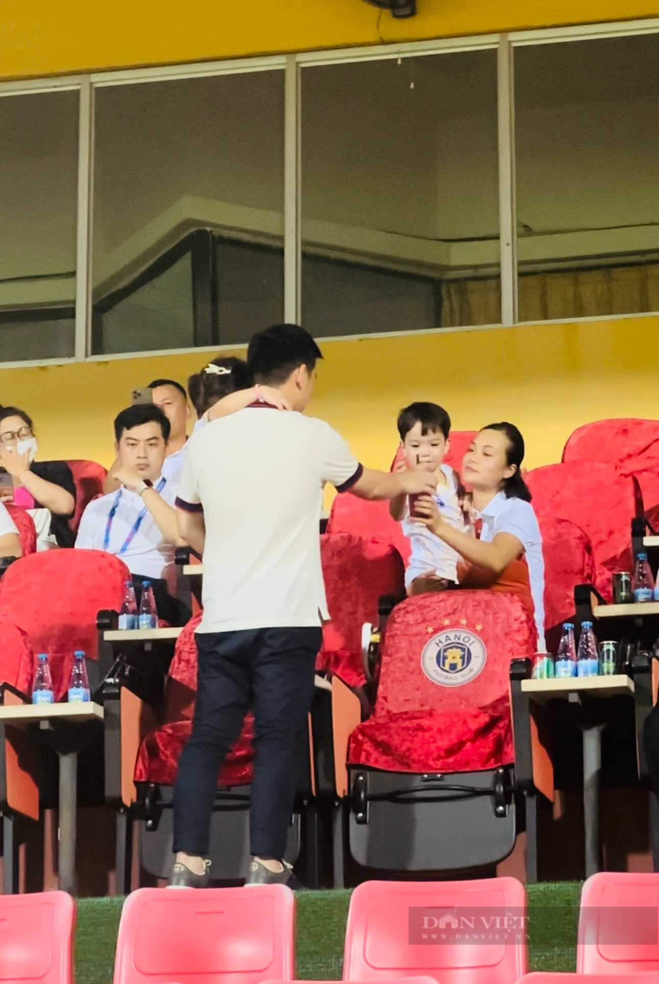 Chủ tịch Đỗ Quang Vinh âu yếm cháu gái trên khán đài Hàng Đẫy - Ảnh 5.