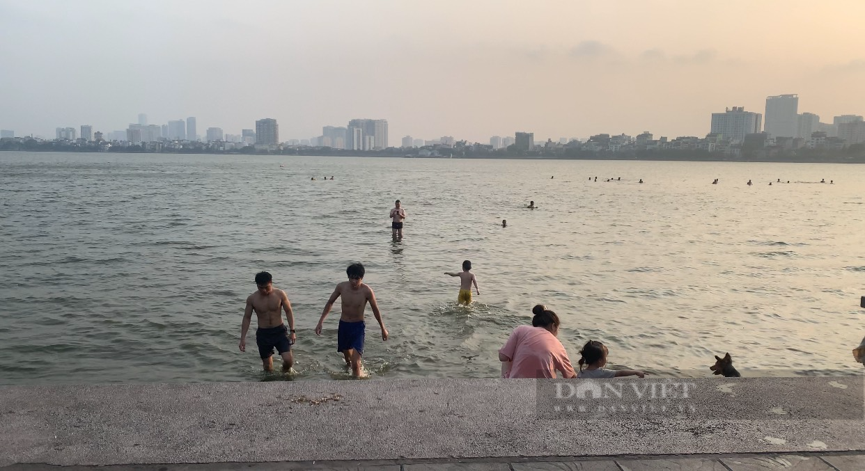 Bất chấp biển cảnh báo, người dân tắm “giải nhiệt” ở hồ Tây - Ảnh 1.