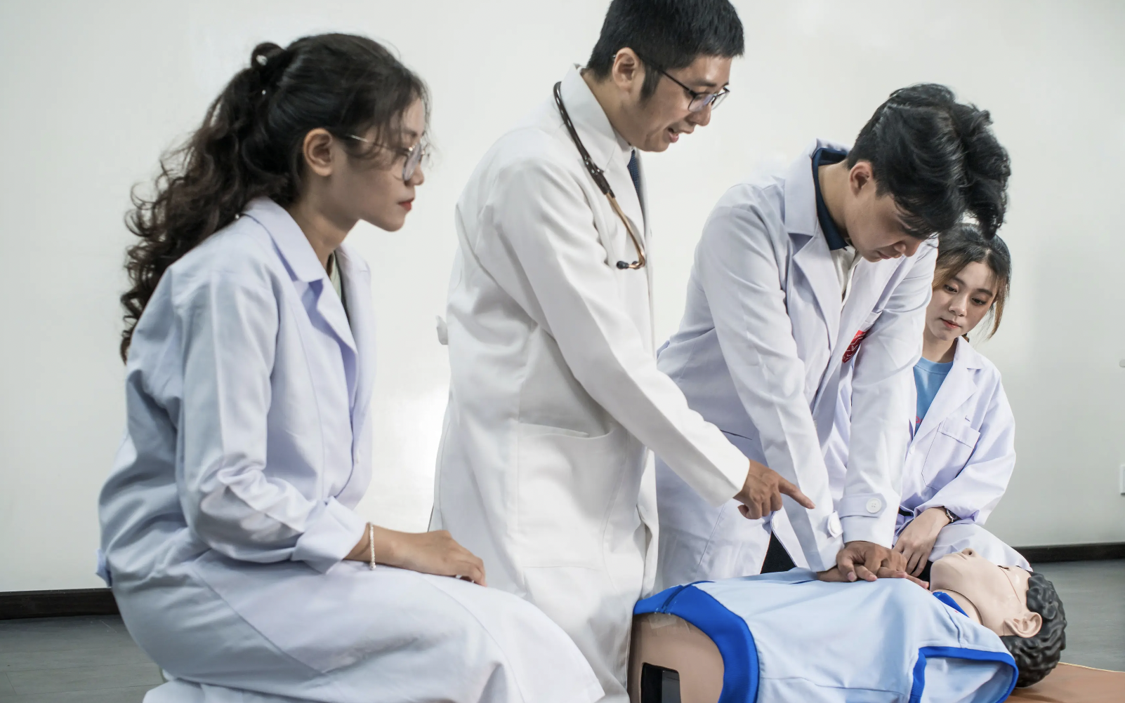 Tranh cãi gay gắt các trường đại học dùng điểm Văn xét tuyển ngành Y: &quot;Tuyển sinh kỳ lạ?&quot; - Ảnh 1.