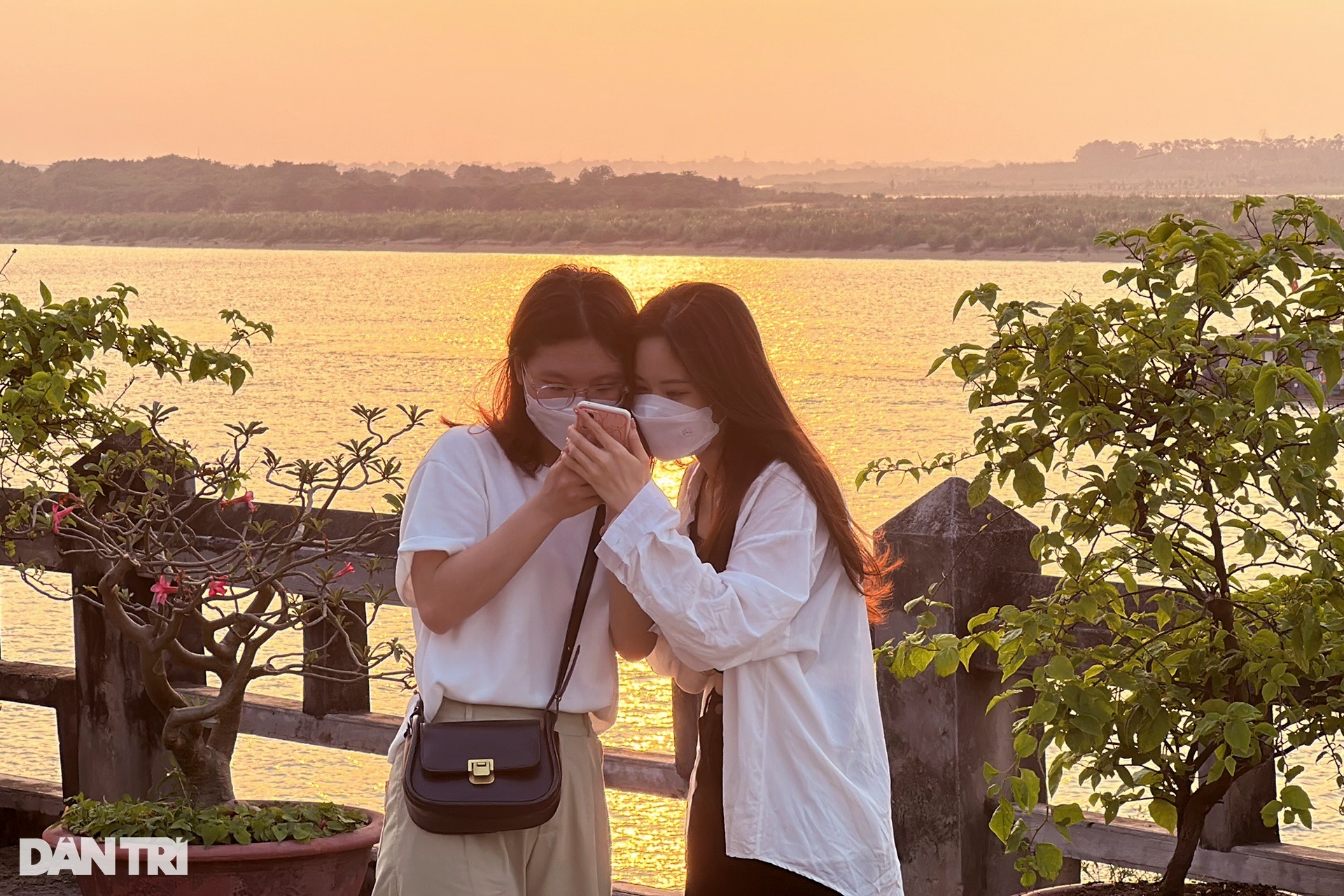 Mặc kệ nắng nóng, giới trẻ vẫn đổ xô đi ngắm hoàng hôn ven bờ sông Hồng - Ảnh 10.