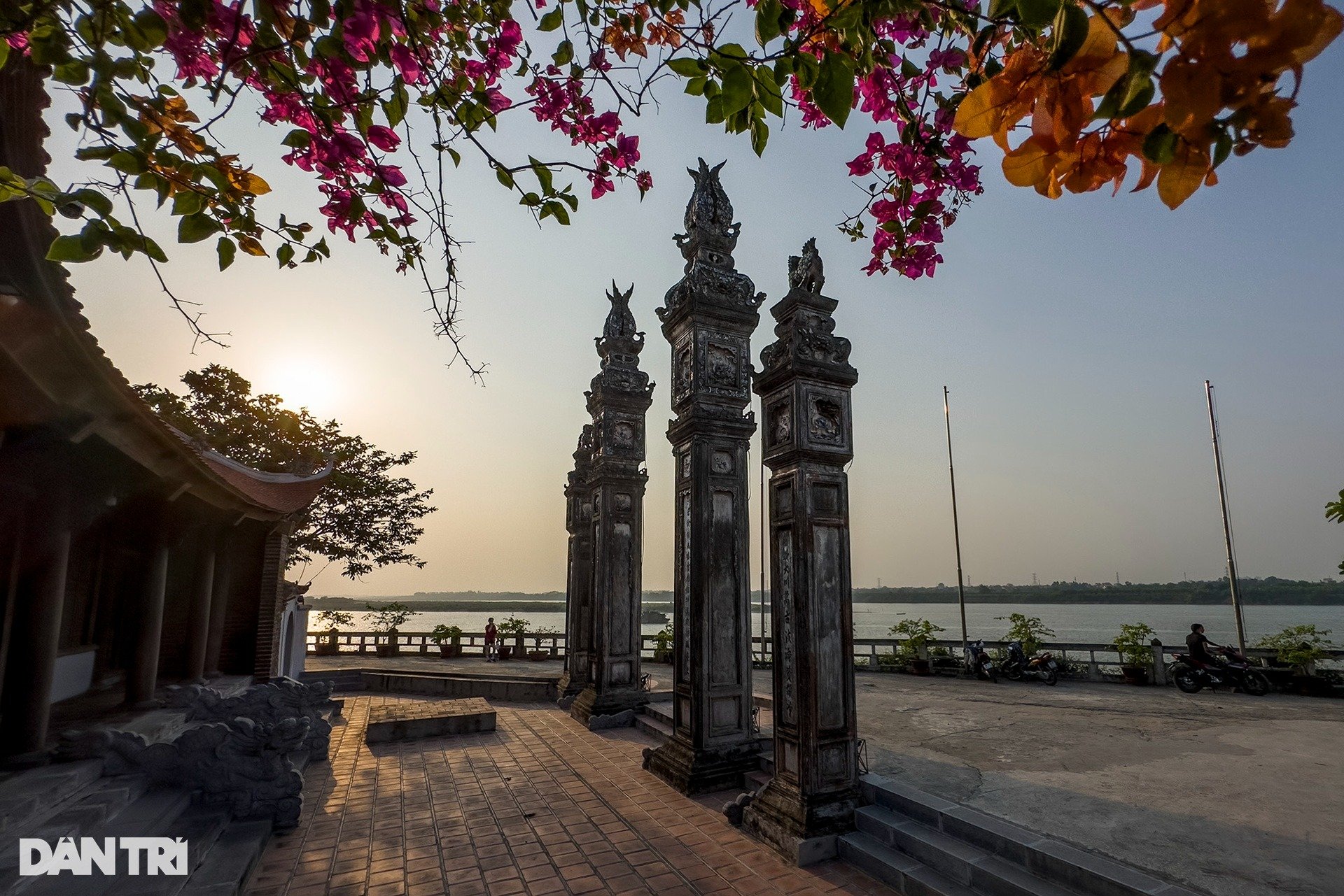 Mặc kệ nắng nóng, giới trẻ vẫn đổ xô đi ngắm hoàng hôn ven bờ sông Hồng - Ảnh 5.