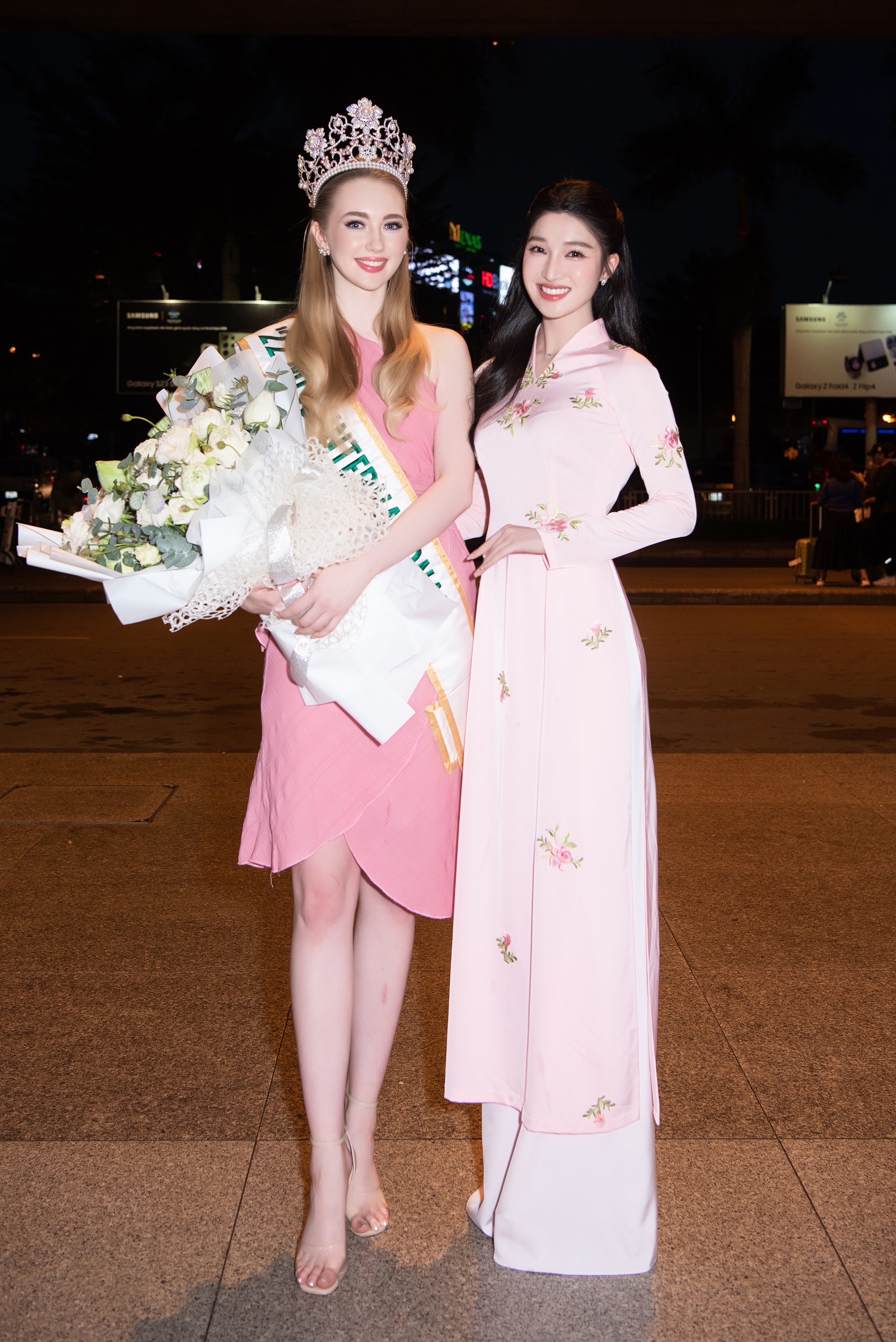 Đương kim Hoa hậu Quốc tế xinh đẹp như búp bê, &quot;đọ sắc&quot; với Á hậu Phương Nhi khi vừa đến Việt Nam - Ảnh 5.