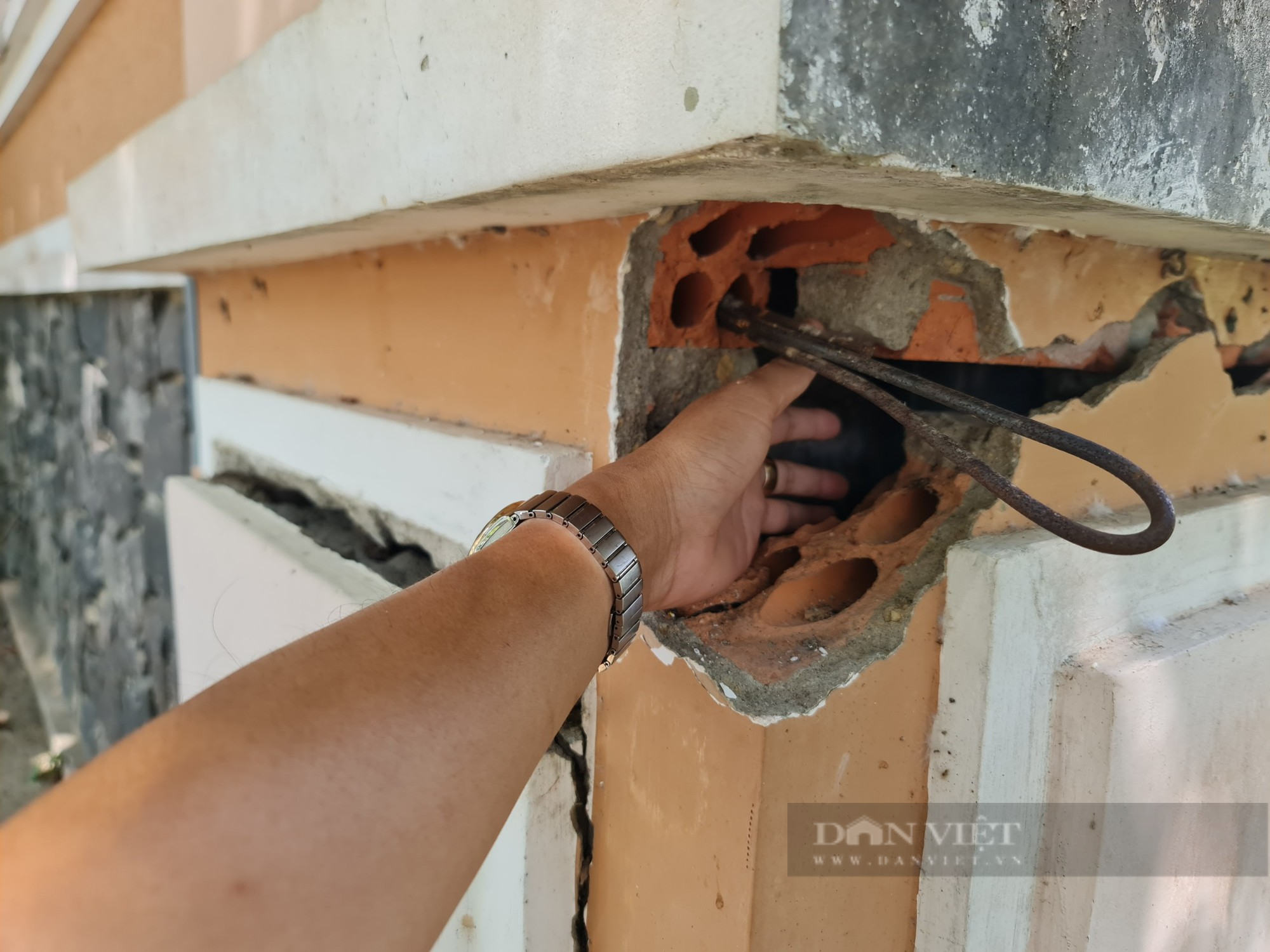 Cận cảnh vết nứt toác ở trụ sở UBND huyện Phú Ninh, tỉnh Quảng Nam  - Ảnh 5.