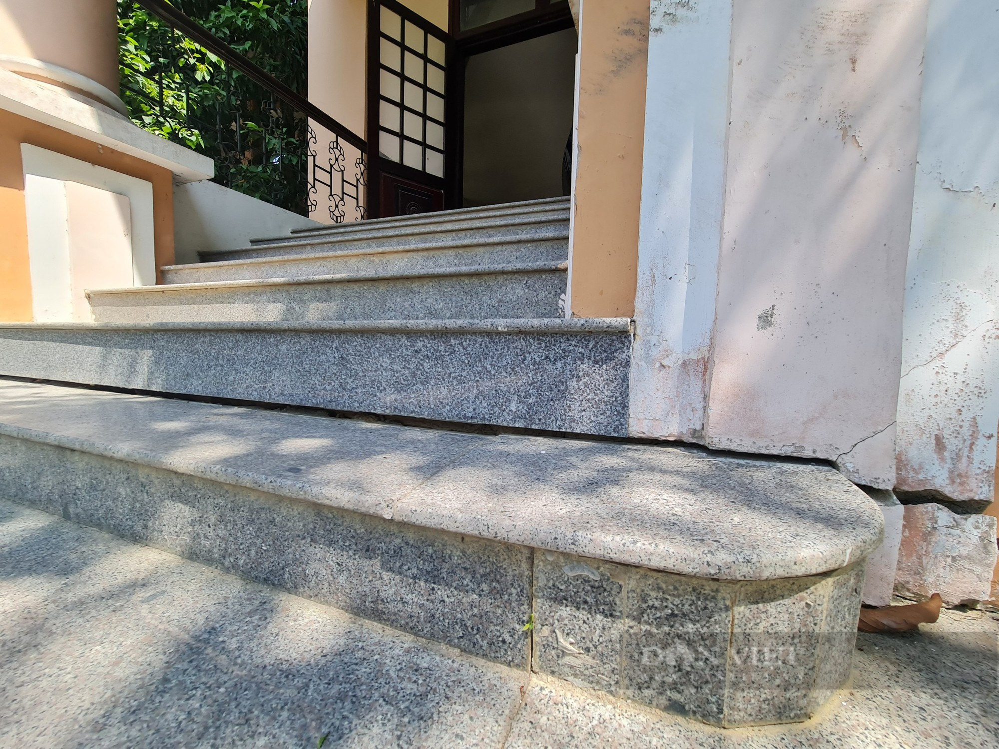 Cận cảnh vết nứt toác ở trụ sở UBND huyện Phú Ninh, tỉnh Quảng Nam  - Ảnh 7.