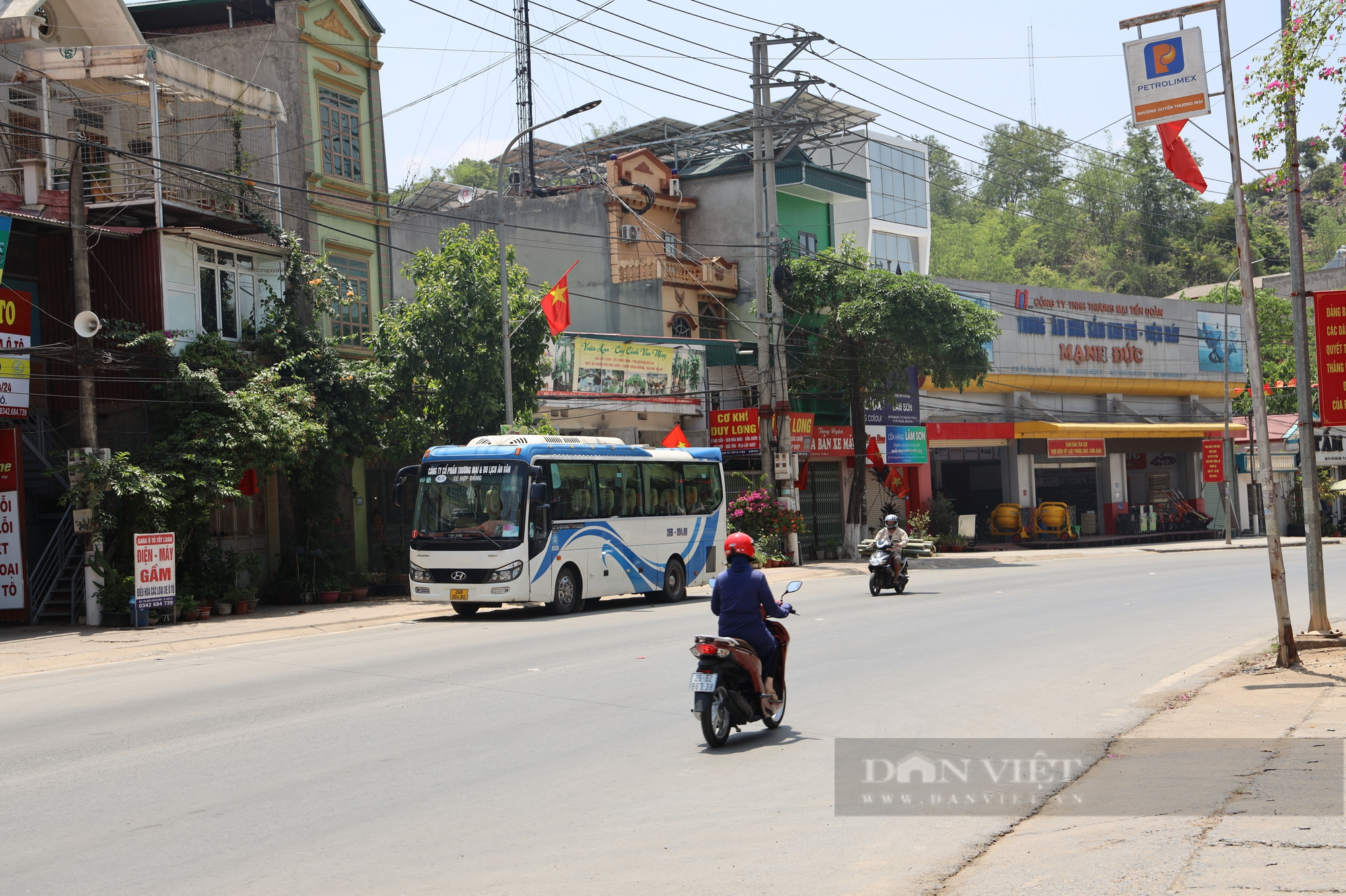 Người dân Sơn La vất vả mưu sinh dưới trời nắng như “đổ lửa” - Ảnh 1.