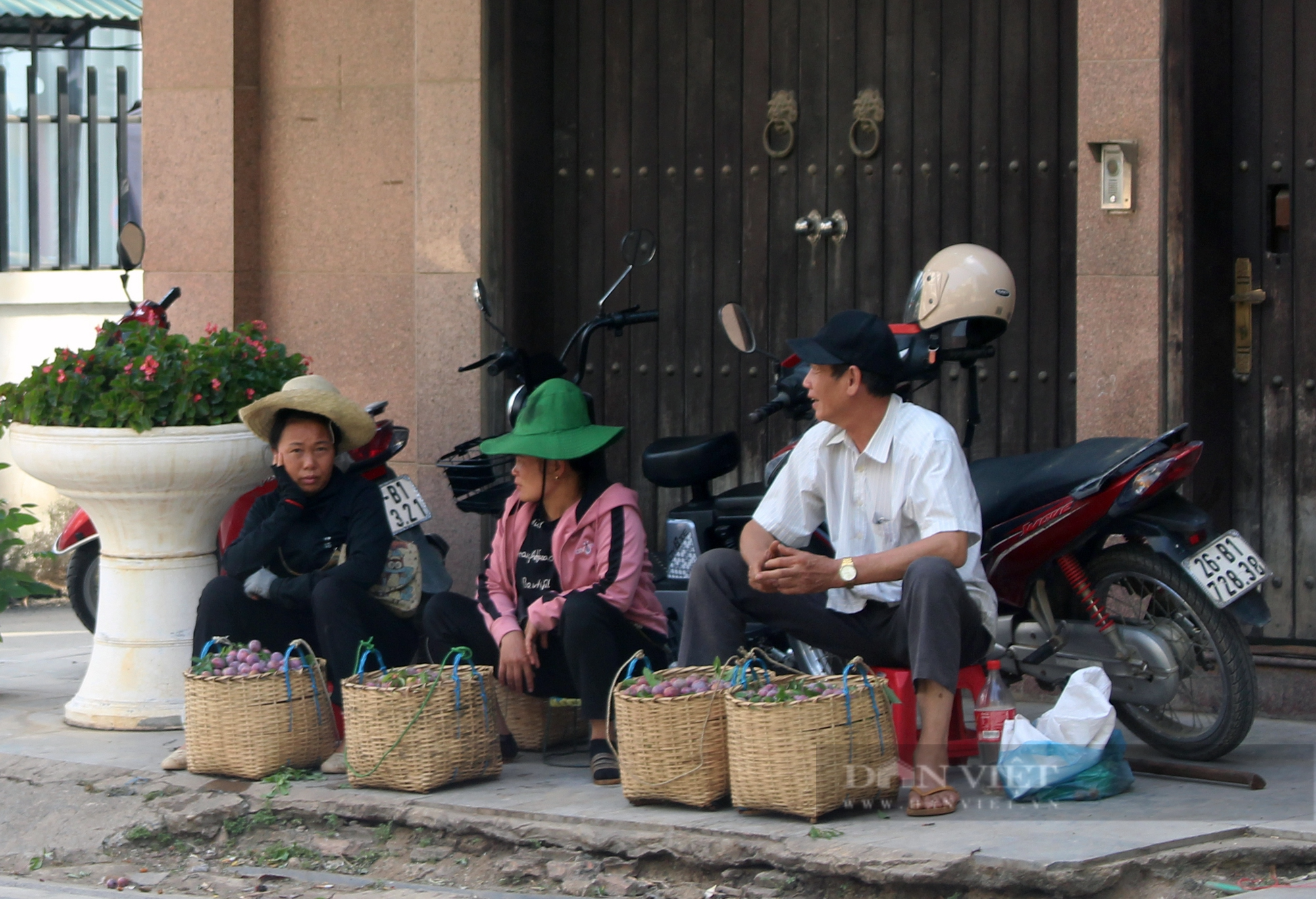 Người dân Sơn La vất vả mưu sinh dưới trời nắng như “đổ lửa” - Ảnh 6.