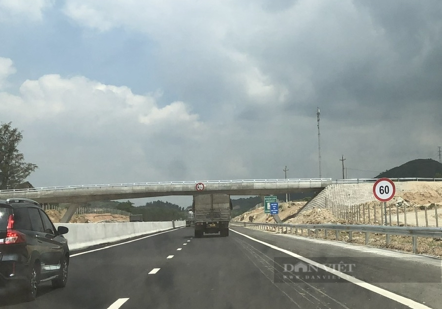 Tài xế bất ngờ khi thấy biển báo hạn chế tốc độ 60km/h trên cao tốc Phan Thiết – Dầu Giây - Ảnh 2.