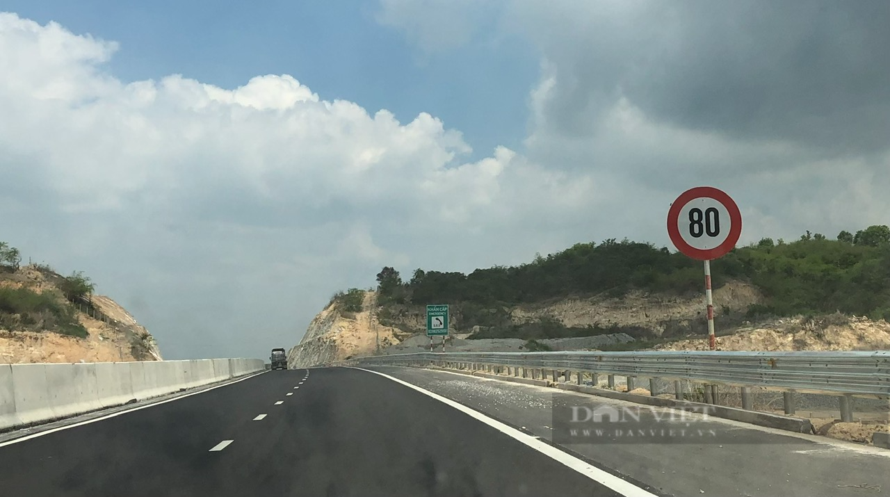 Tài xế bất ngờ khi thấy biển báo hạn chế tốc độ 60km/h trên cao tốc Phan Thiết – Dầu Giây - Ảnh 3.