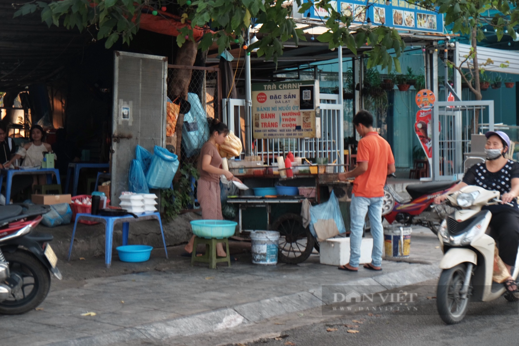 Vỉa hè ở hồ Tây tiếp tục bị chiếm dụng để kinh doanh - Ảnh 1.