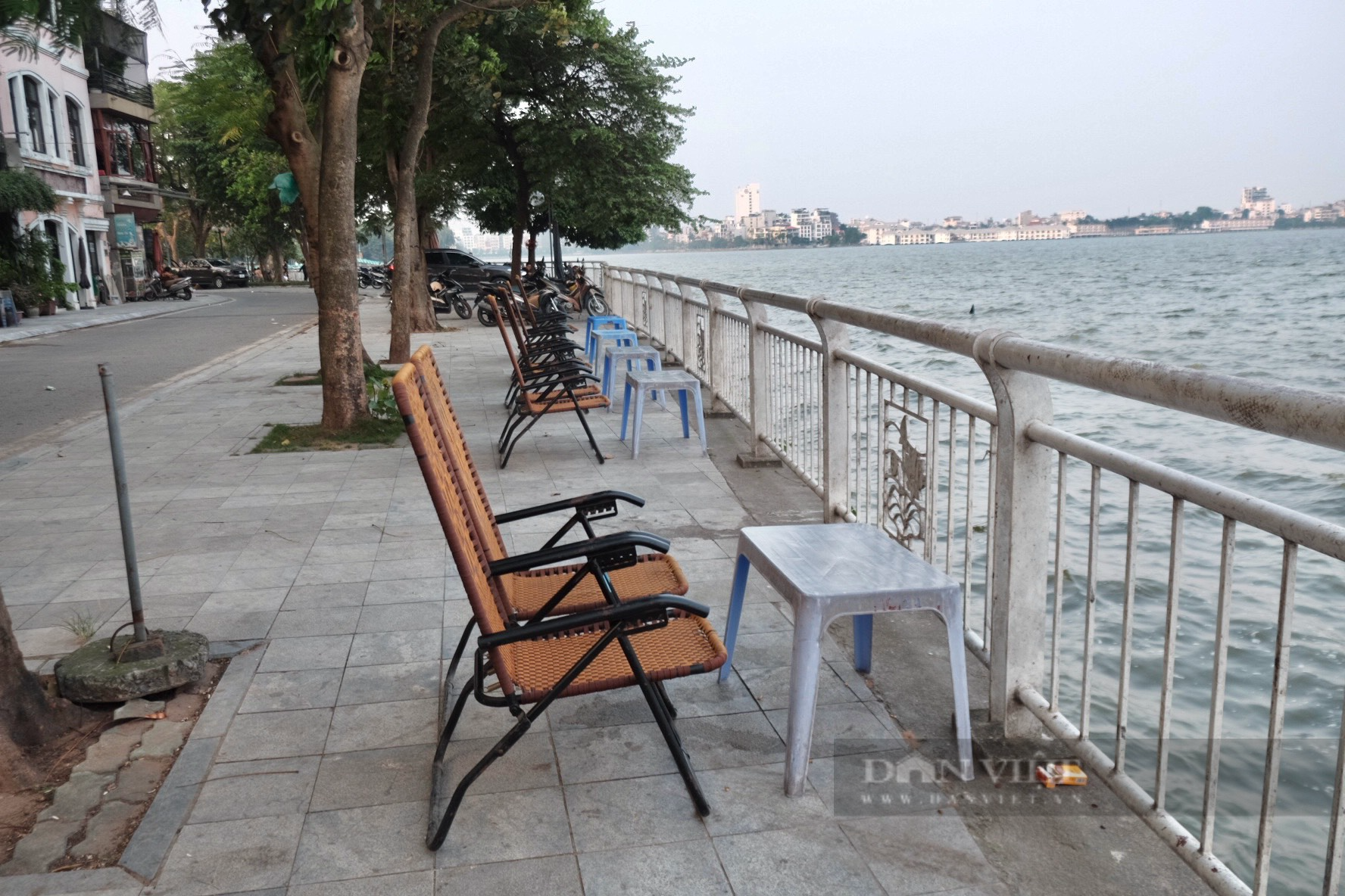 Vỉa hè ở hồ Tây tiếp tục bị chiếm dụng để kinh doanh - Ảnh 5.