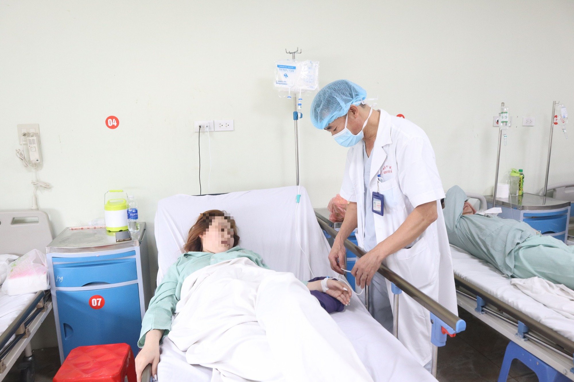 Mặc váy cưới ghim kim chuẩn bị &quot;bảo vệ&quot; chú rể trong đêm động phòng, cô dâu bị kim xuyên mông - Ảnh 3.