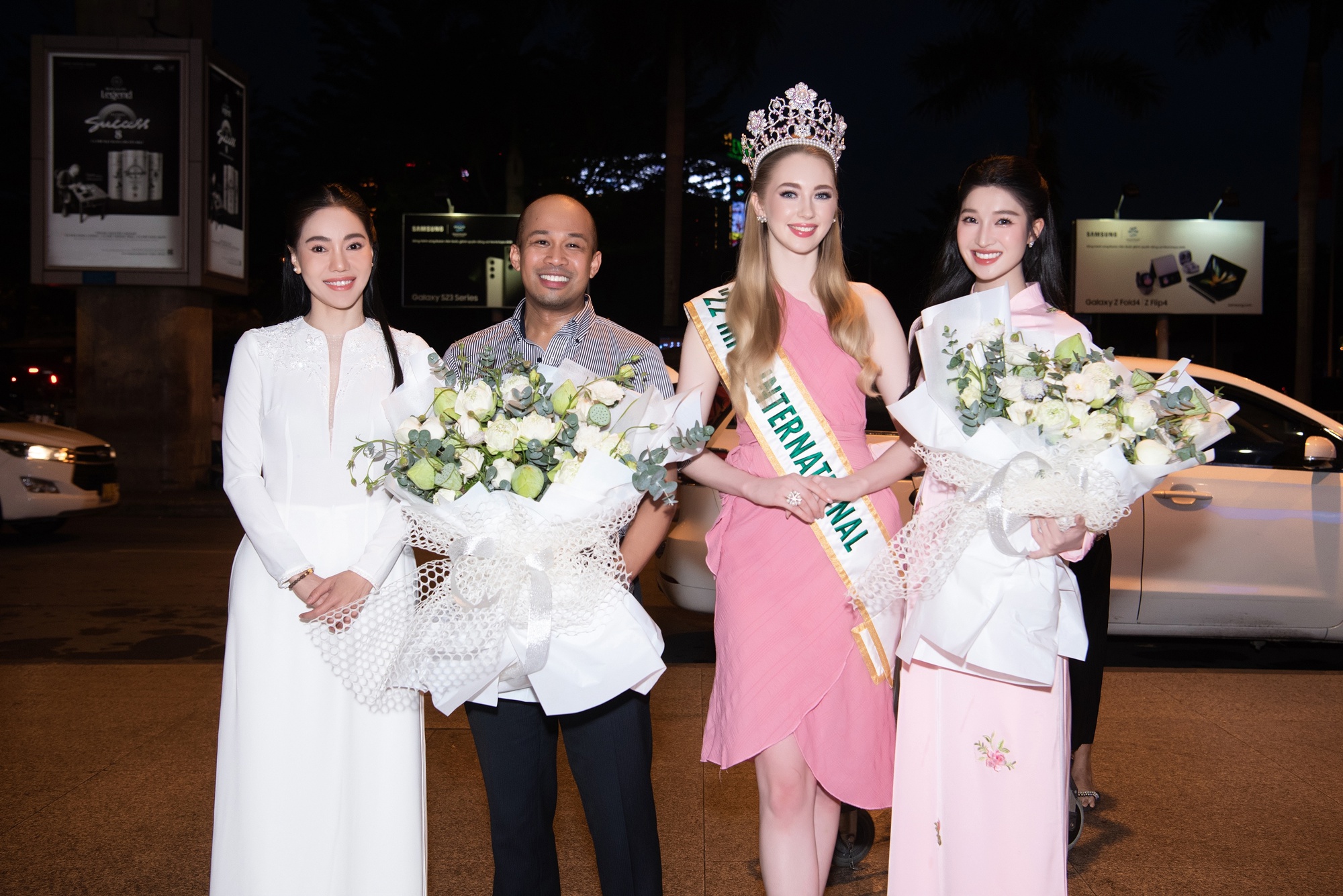 Đương kim Hoa hậu Quốc tế xinh đẹp như búp bê, &quot;đọ sắc&quot; với Á hậu Phương Nhi khi vừa đến Việt Nam - Ảnh 4.