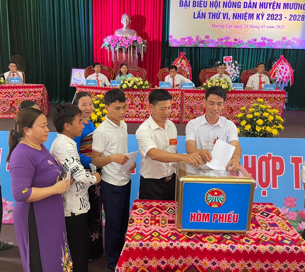 Đại hội đại biểu Hội Nông dân huyện Mường Lát nhiệm kỳ 2023-2028, ông Lộc Văn Hiến tái đắc cử Chủ tịch - Ảnh 2.