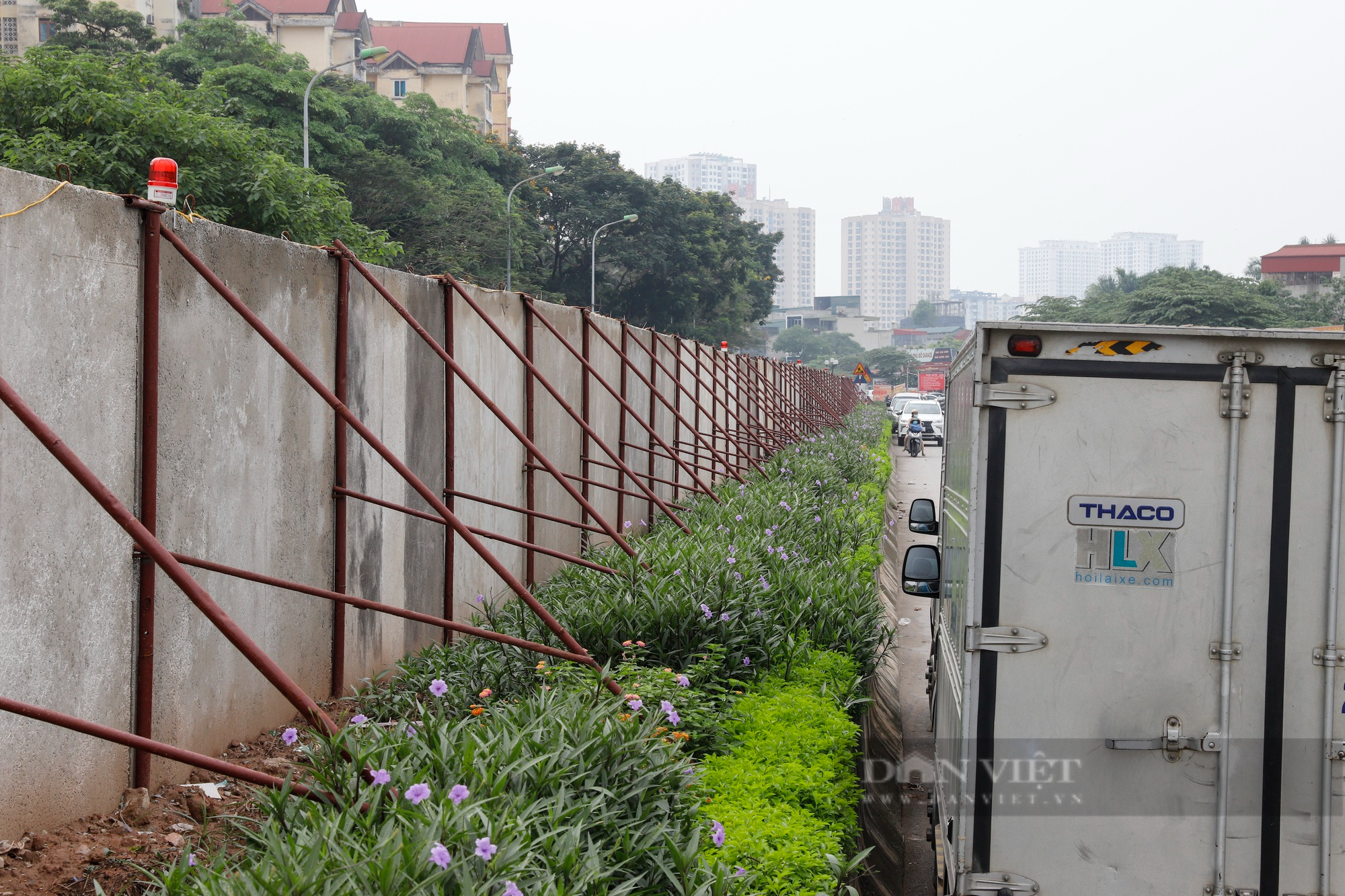 Người dân khốn khổ vì xuất hiện tường rào bê tông bịt kín lối đi đường vành đai 2,5 tại Hà Nội  - Ảnh 4.