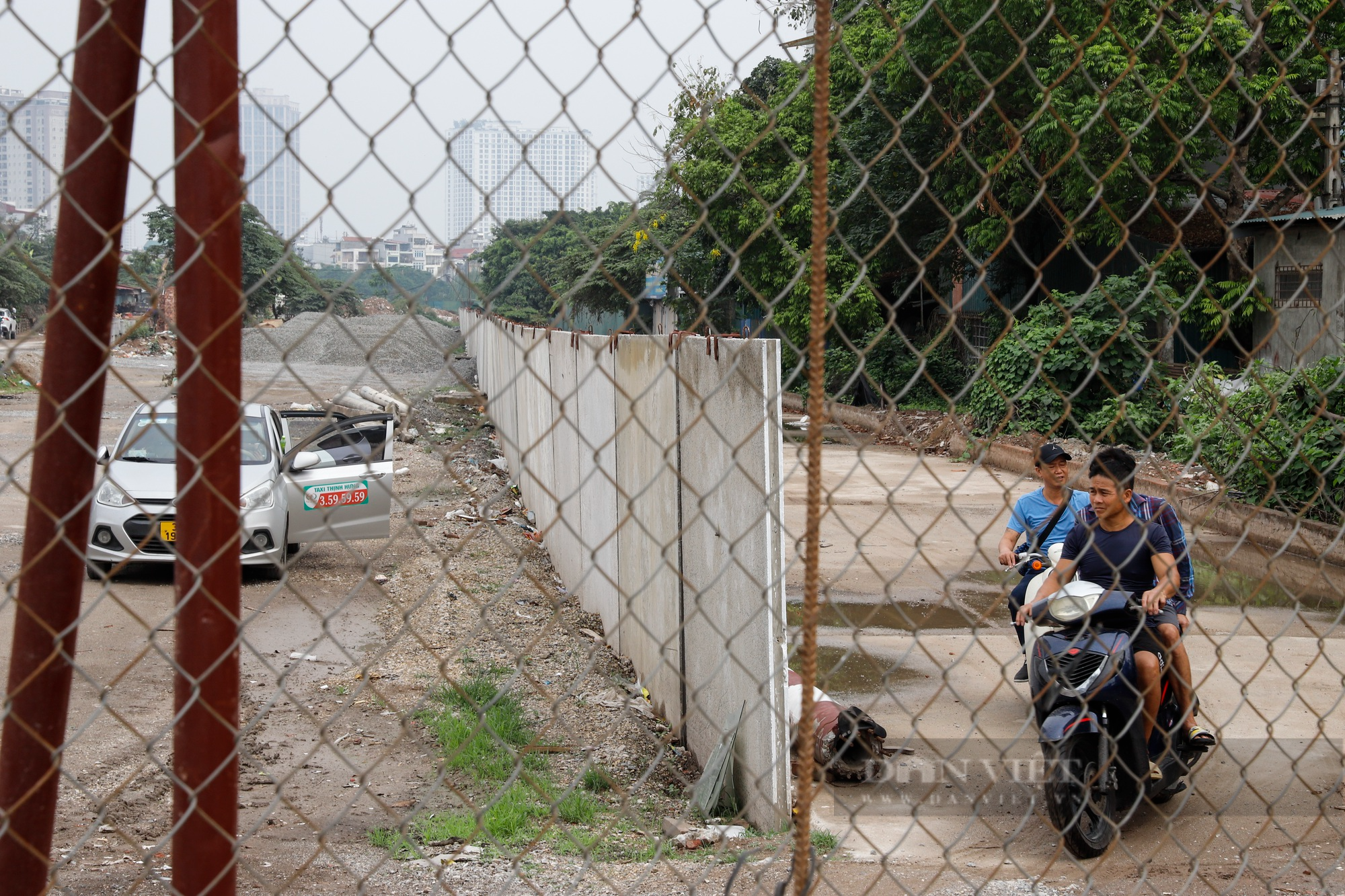 Người dân khốn khổ vì xuất hiện tường rào bê tông bịt kín lối đi đường vành đai 2,5 tại Hà Nội  - Ảnh 5.
