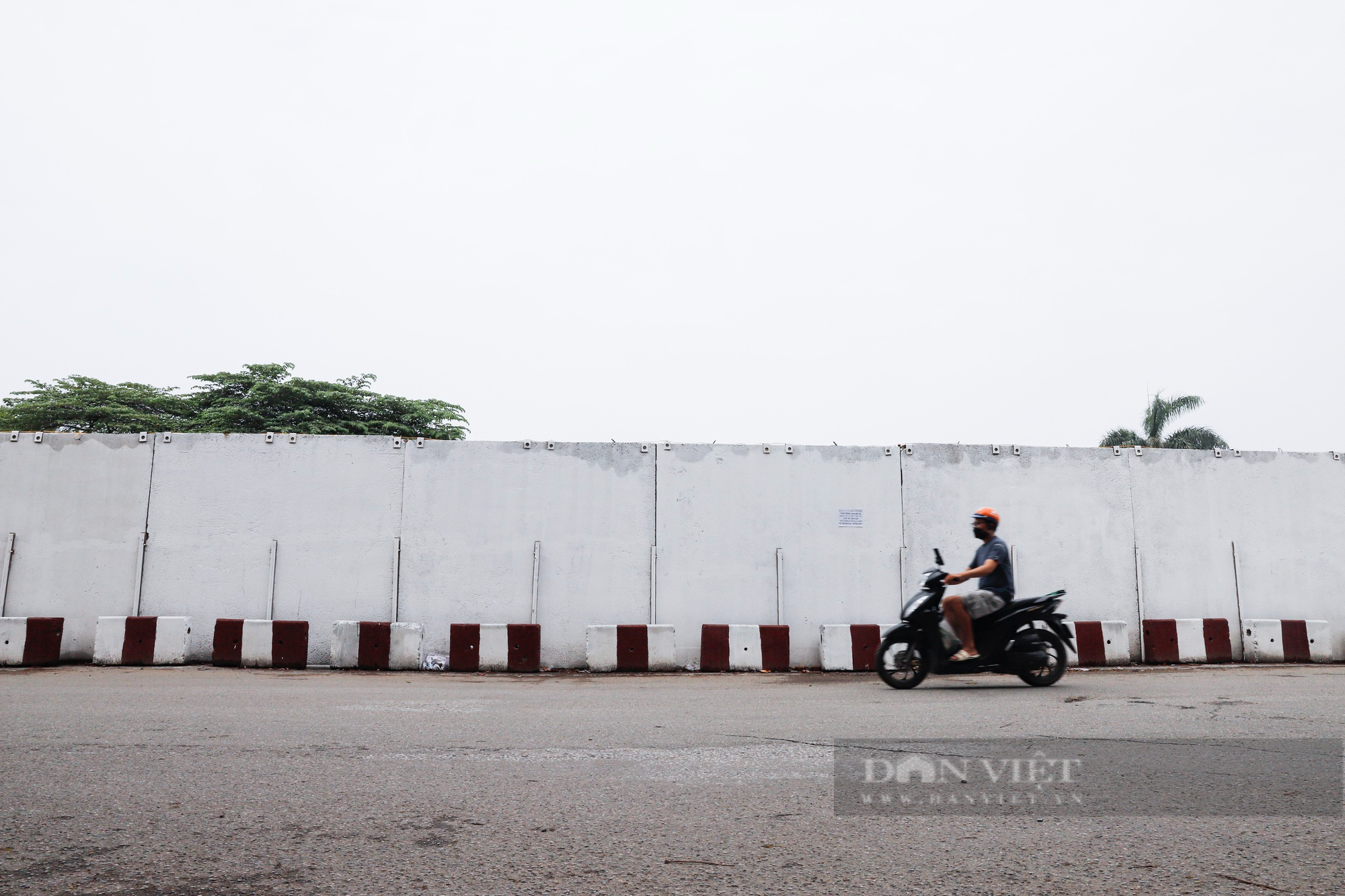 Người dân khốn khổ vì xuất hiện tường rào bê tông bịt kín lối đi đường vành đai 2,5 tại Hà Nội  - Ảnh 7.