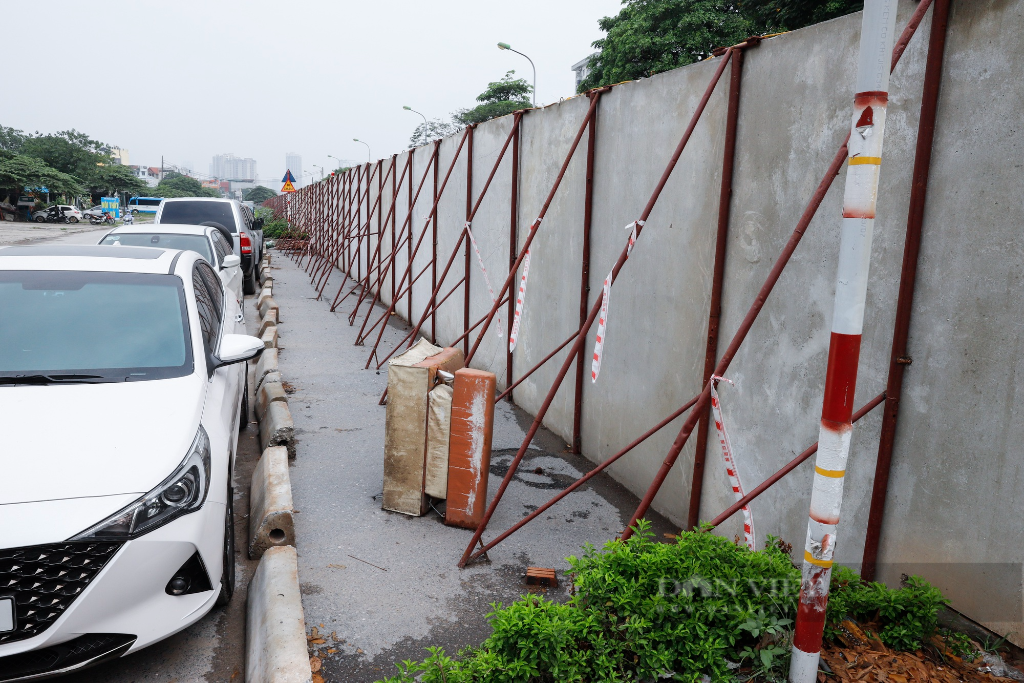 Người dân khốn khổ vì xuất hiện tường rào bê tông bịt kín lối đi đường vành đai 2,5 tại Hà Nội  - Ảnh 8.