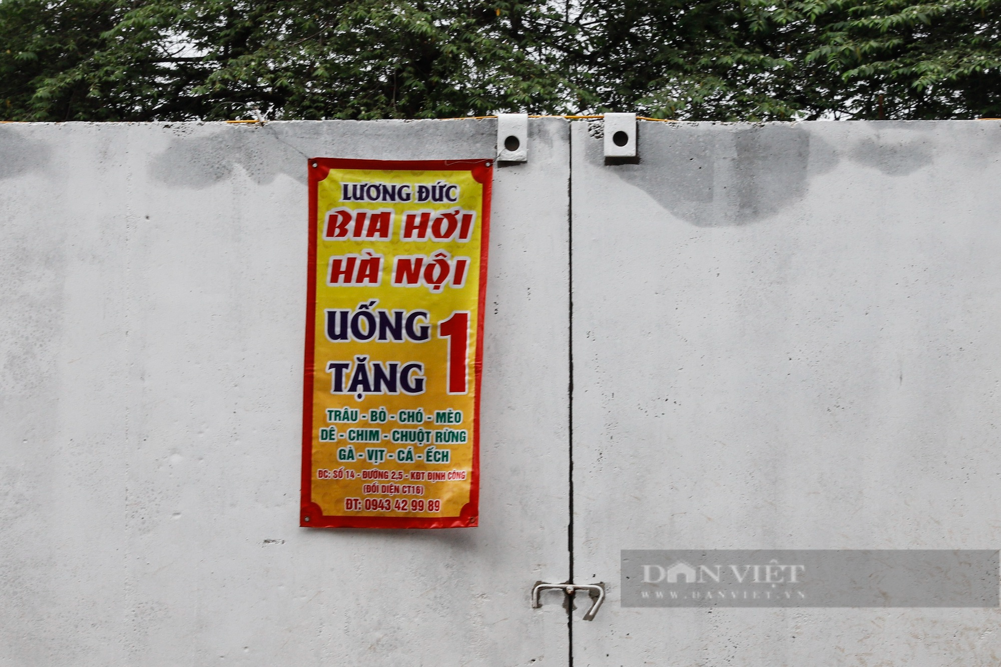 Người dân khốn khổ vì xuất hiện tường rào bê tông bịt kín lối đi đường vành đai 2,5 tại Hà Nội  - Ảnh 9.