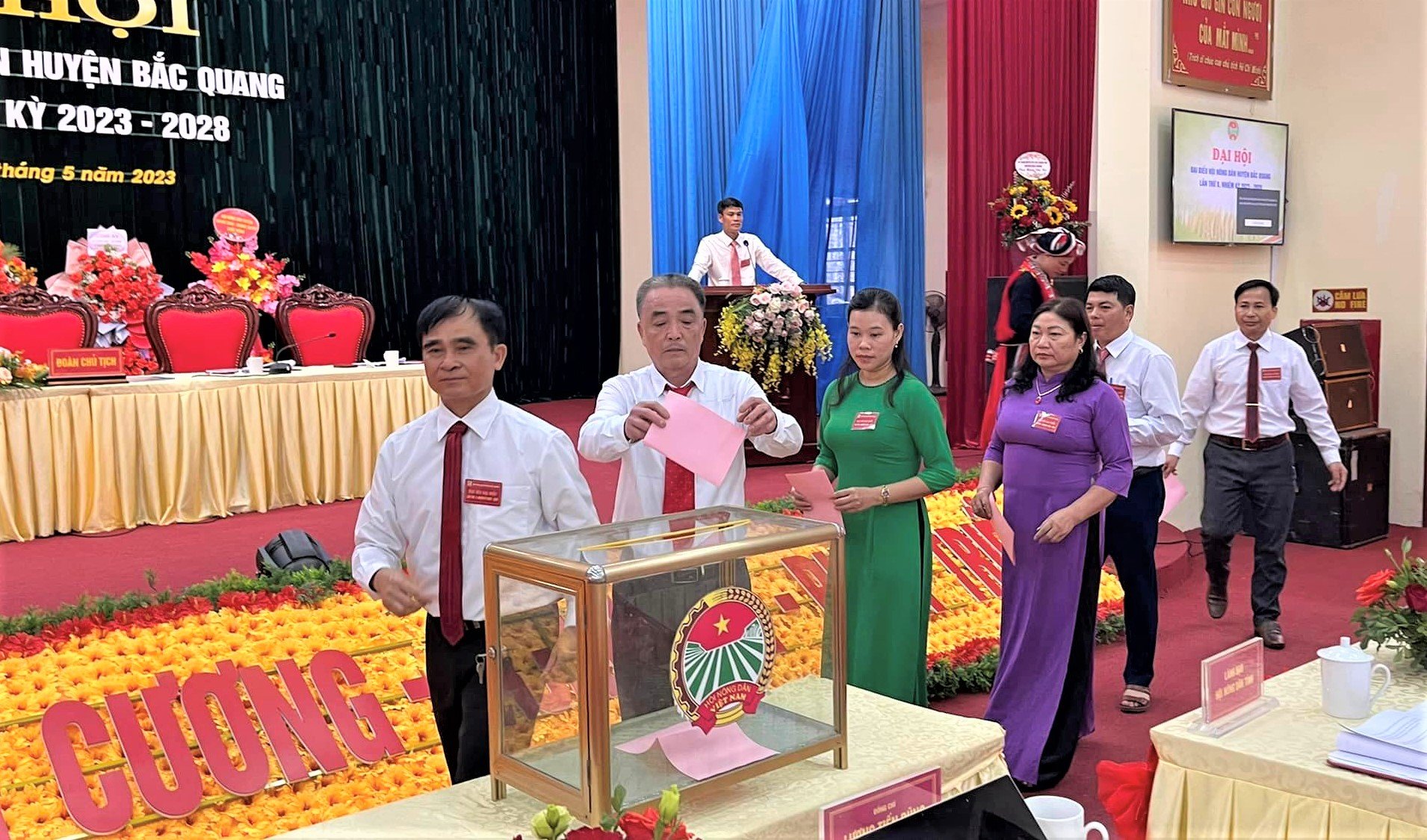 Hà Giang: Ông Hoàng Văn Phú tái đắc cử Chủ tịch Hội Nông dân huyện Bắc Quang - Ảnh 2.