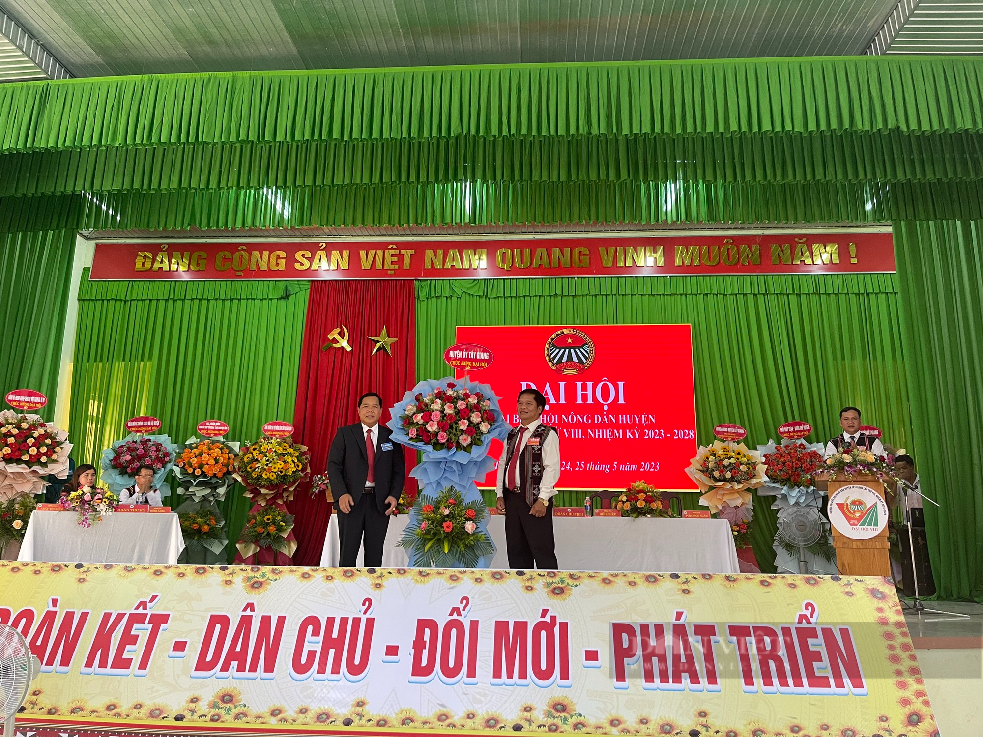 Quảng Nam: Ông Ríah Ka tái đắc cử Chủ tịch Hội Nông dân huyện Tây Giang - Ảnh 4.