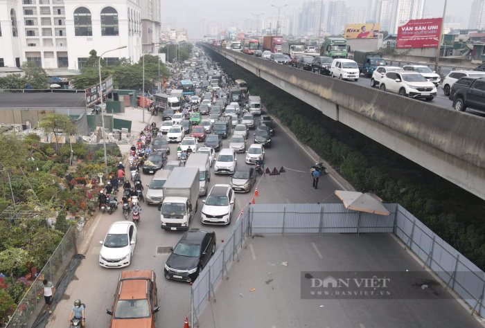 Rào chắn đường Nguyễn Trãi để thi công dự án xử lý nước thải Yên Xá  - Ảnh 1.