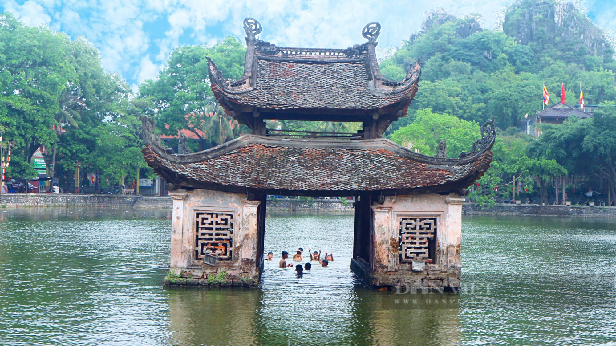 Trẻ em Hà Nội tắm ‘giải nhiệt’ dưới hồ nghìn năm tuổi giữa những ngày nắng nóng - Ảnh 1.