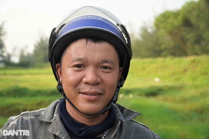 Hai vợ chồng 2 vợt, vượt 150km săn "giặc cỏ" kiếm tiền triệu - Ảnh 5. Hai vợ chồng 2 vợt, vượt 150km săn "giặc cỏ" kiếm tiền triệu - Ảnh 5.