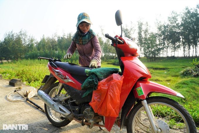 Hai vợ chồng 2 vợt, vượt 150km săn "giặc cỏ" kiếm tiền triệu - Ảnh 8. Hai vợ chồng 2 vợt, vượt 150km săn "giặc cỏ" kiếm tiền triệu - Ảnh 8.