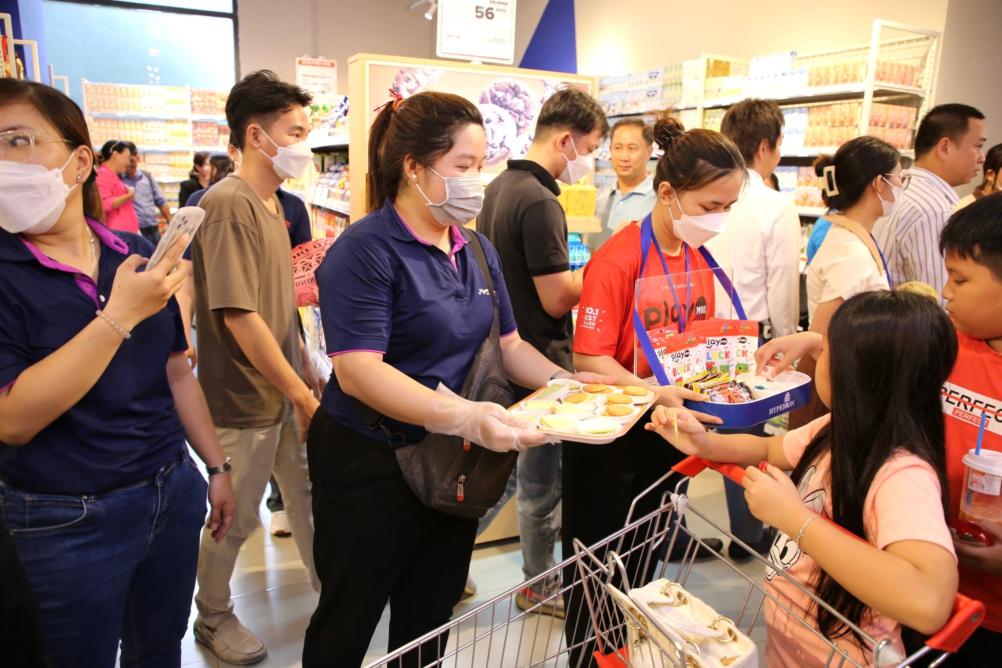 Khai trương siêu thị WinMart đầu tiên theo mô hình Urban mới lạ, hiện đại - Ảnh 2.