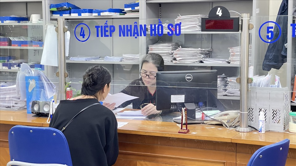 Mẹ và con của người lao động được nhận trợ cấp tuất hàng tháng - Ảnh 1.