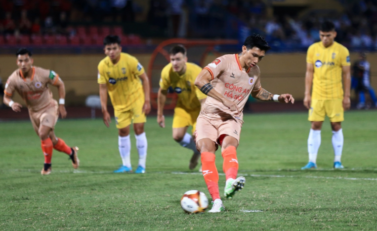 Tin sáng (27/5): Đoàn Văn Hậu tranh đá penalty với ngoại binh và cái kết đắng - Ảnh 1.