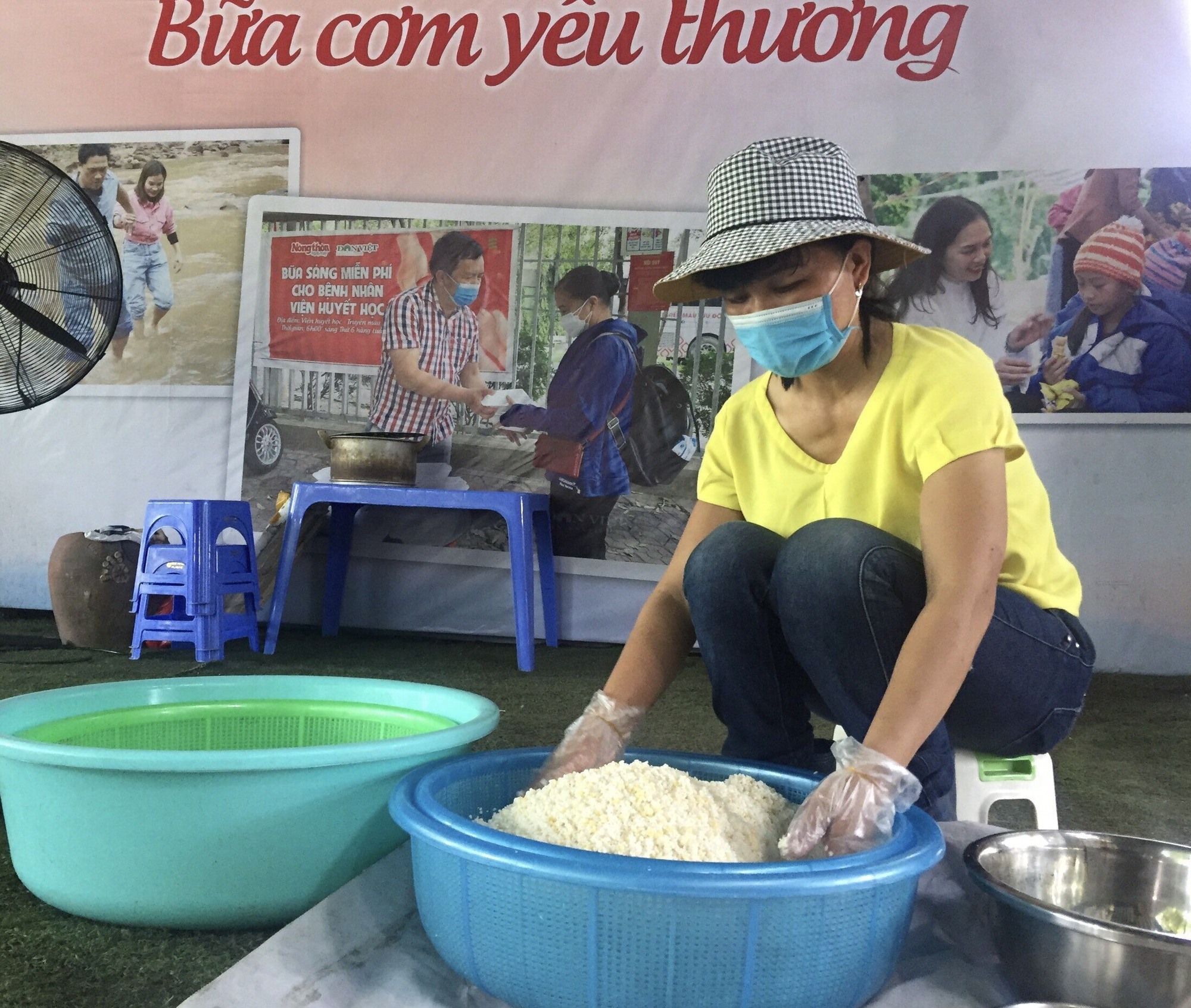 Bữa sáng nghĩa tình dành tặng bệnh nhân và người lao động nghèo Hà Nội - Ảnh 3.