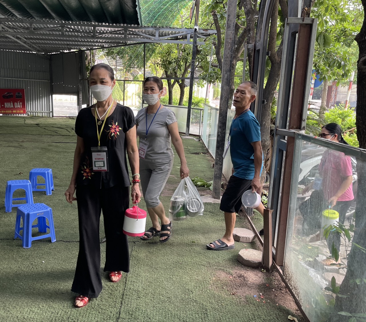 Bữa sáng nghĩa tình dành tặng bệnh nhân và người lao động nghèo Hà Nội - Ảnh 4.