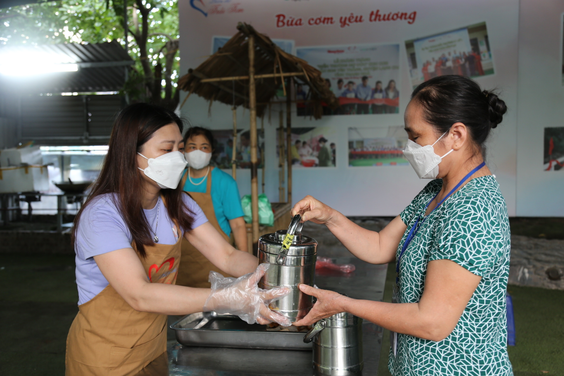 Bữa sáng nghĩa tình dành tặng bệnh nhân và người lao động nghèo Hà Nội - Ảnh 8.