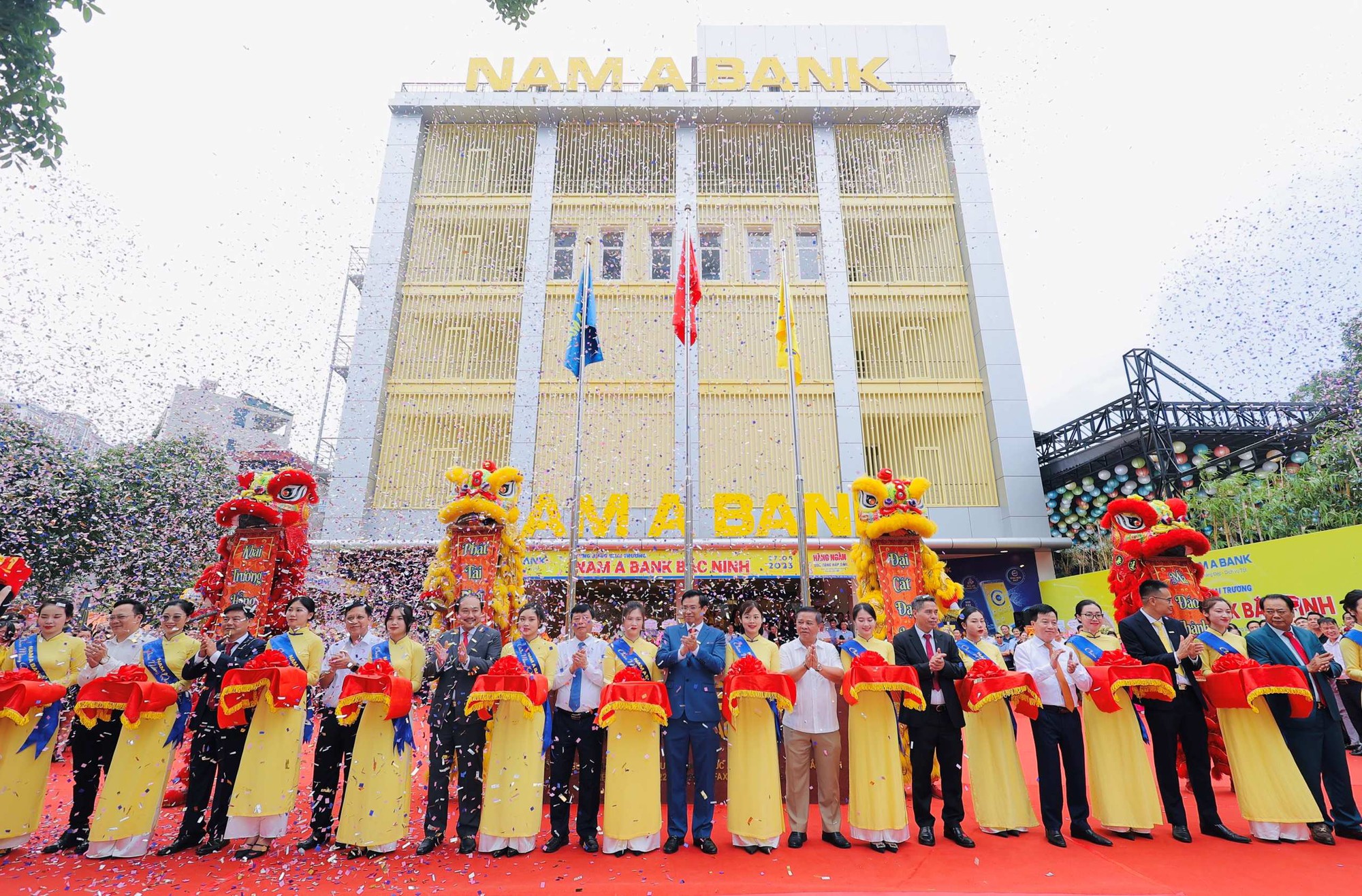 Nam A Bank hoàn thành chiến lược mở rộng mạng lưới năm 2023, nâng tổng số đơn vị kinh doanh lên gần 250 điểm - Ảnh 1.