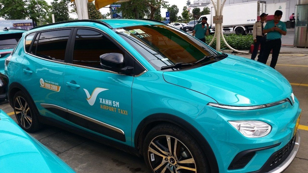 Cho phép cung cấp dịch vụ taxi điện tại sân bay - Ảnh 1.