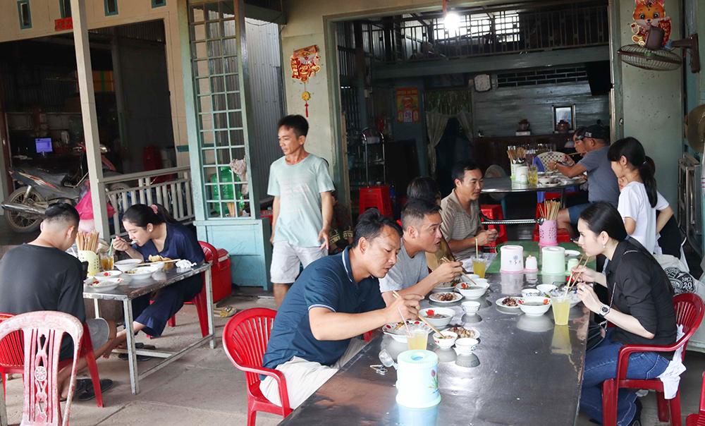Về Châu Phong ăn cơm bò - Ảnh 12.