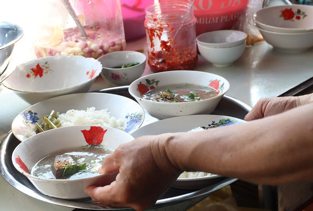 Về Châu Phong ăn cơm bò - Ảnh 9.