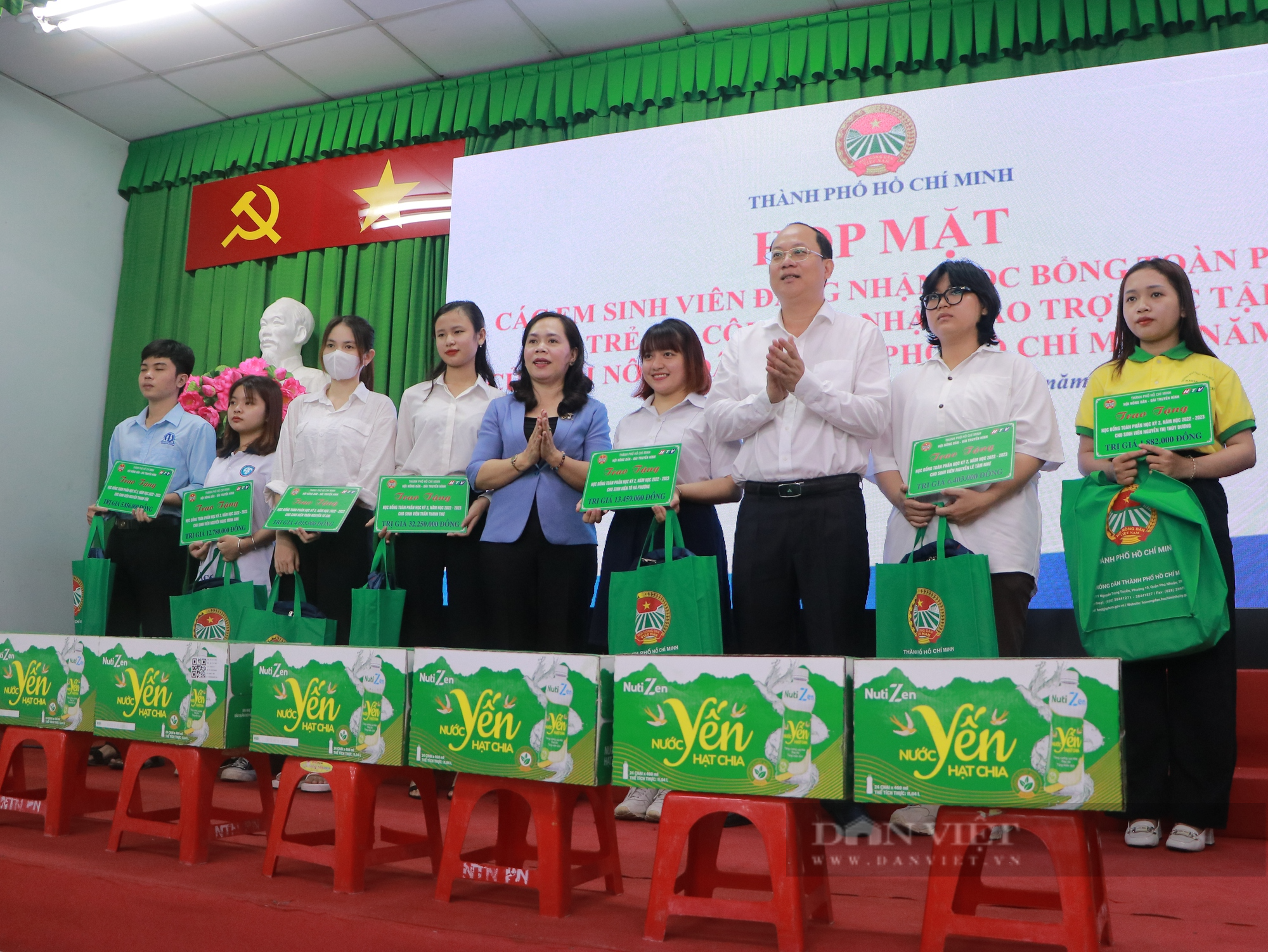 Hội Nông dân TP.HCM trao học bổng, bảo trợ học tập trẻ em mồ côi có hoàn cảnh khó khăn - Ảnh 2.