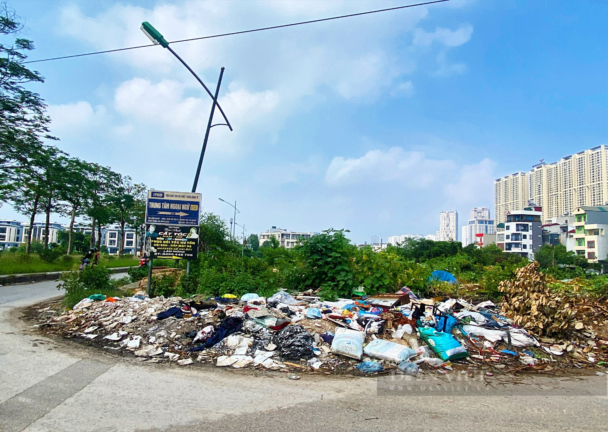 Người dân Hà Đông (Hà Nội) bức xúc với hàng loạt điểm đổ trộm rác thải - Ảnh 1.